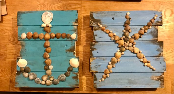 Wanddeko aus alten Gartenmöbeln und Muscheln