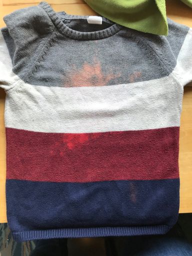 Pulli nach Tomatenflecken und Fleckentferner