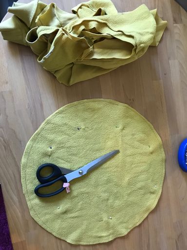 alter Lieblingspulli wird zu Kissen