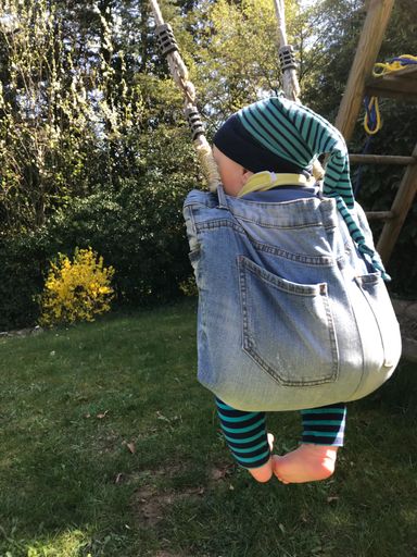 Babyschaukel aus alter Jeans