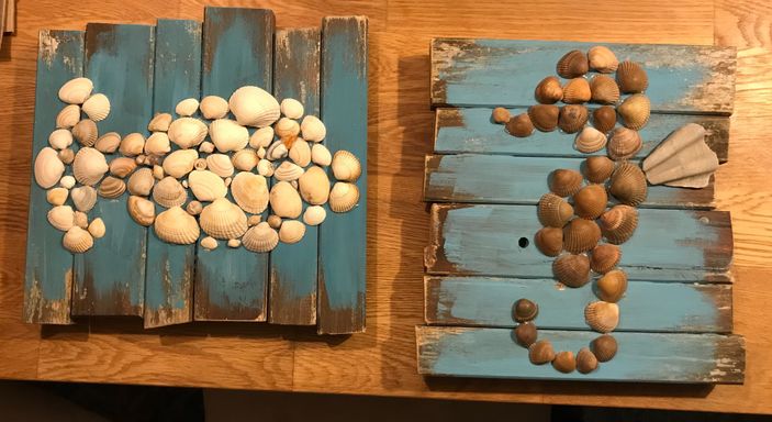 Wanddeko aus alten Gartenmöbeln und Muscheln