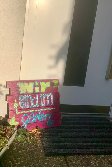 Schild aus alten Gartenmöbeln