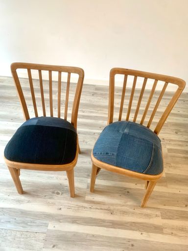 alte Stühle mit Jeans bezogen