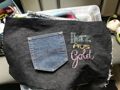 Einzelteile aus Jeans, mit Stickerei